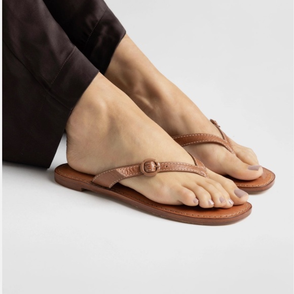 Larroude-Mary Kate thong Flat Sandal In Caramel Leather NEW WITH TAG - Picture 1 of 11